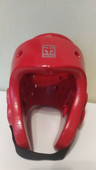 перчатки спортивные: Шлем для тэйквандо, отличном состоянии, носили немного, цену могу