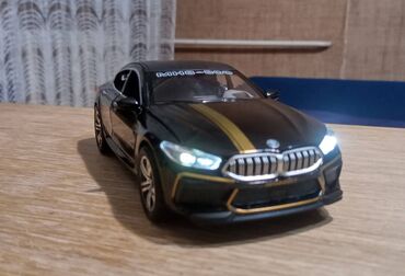 Toys: Nov metalni model automobila BMW M8. Otvaraju mu se sva vrata