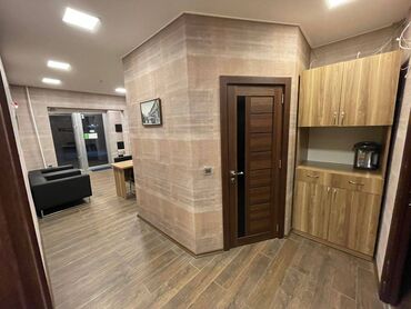 Ofislər: Nərimanov Əliyar Əliyevdə metrodan əyaq ilə 5 dəqiqə məsafədə 9 — 10