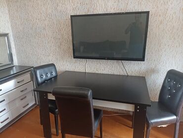 Masa və oturacaq dəstləri: Masa desti 6 oturacaqla yaxşı vəziyyətdedir. 150 manat. Güzgülü kamod