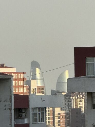 Uzunmüddətli kirayə mənzillər: Mənzilin təqdimatı - Geniş və işıqlı salon: iri panoram pəncərə — 14