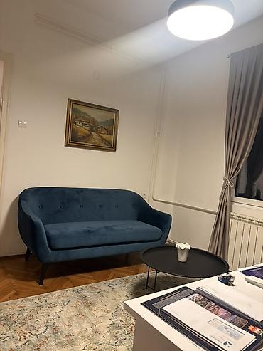 drveni ormarić: Trosed – elegantan, kompaktan model u baršunastoj tkanini — 2