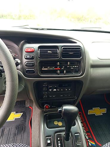 Digər avtomobillər: === PART 1: TEXTUAL DESCRIPTION === Qara rəngdə Chevrolet Tracker SUV — 12