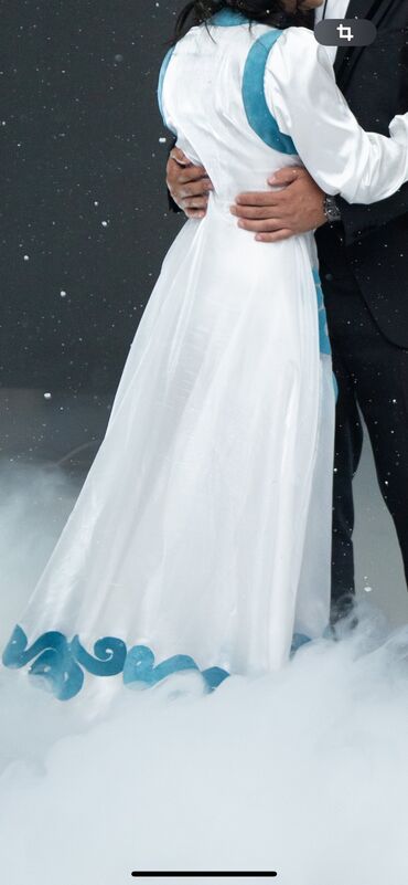Свадебные платья: Продается платье( материал шелк ) +безрукавка (материал газ) с узорами