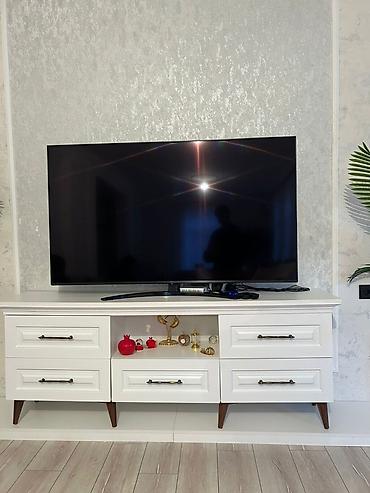 antik stullar: TV altlığı / media konsolu - Rəng: ağ, qəhvəyi taxta ayaqlar - Üslub — 1