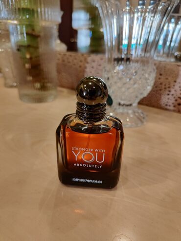 Ətriyyat: Emporio Armani-nin "Stronger With You Absolutely" ətrinin şüşəsi. Tünd