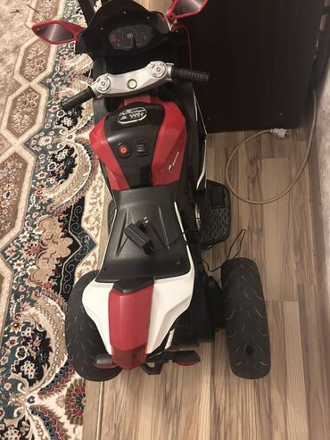 детский мотоцикл каталка: Uşaqlar üçün nəzərdə tutulmuş bu elektrik motosiklet qara, qırmızı və