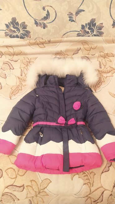 детские зимние куртки с капюшоном: Куртка-пуховик зимний на девочку 5-6 лет б/у. Состояние отличное