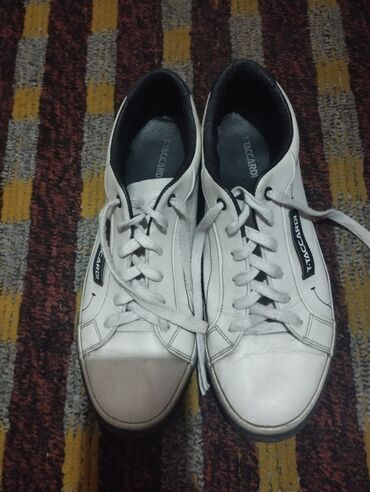 белые кросовки: Мужская обувь. туфли по 800
 кеды, кросовки. По 300
размер 45-46