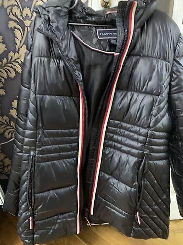Tommy Hilfiger qara rəngli, yüngül və isti şişmə pencək. 54,56 rüzmer