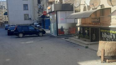 Комбинезоны: Şəhərin mərkəzində yerləşən, tam təchizatlı bərbərxana. Müasir dizaynı