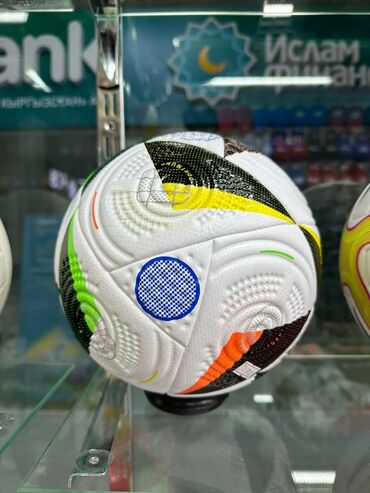 продаю мяч: Футбольный мячи 
по городу доставка бесплатная
все товары новые