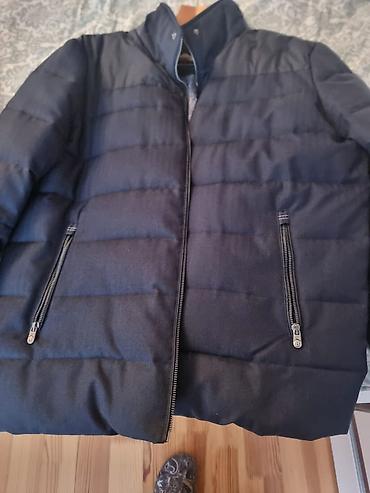 Qara rəngdə kişi qış gödəkçəsi - Klassik qara rəng, üfüqi kapitone