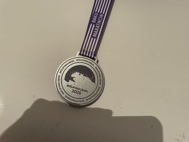 İdman kubokları və medalları: Bakı Marafonu 2025-ci il üçün xatirə medalı. Medalın üzərində