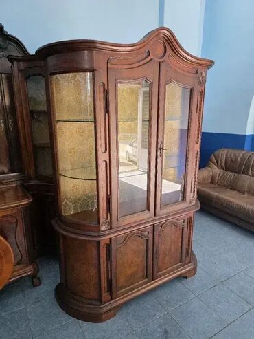 Stilske vitrine: Prelepa vitrina u odlicnom stanju. Visina 210 cm Sirina 150 cm Dubina — 14