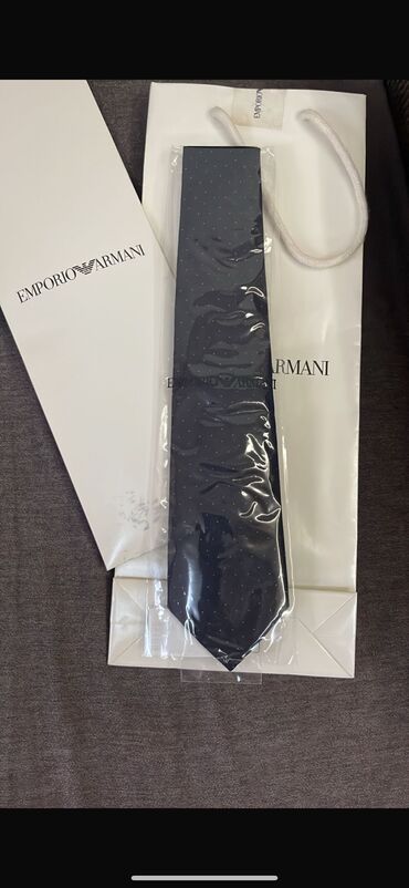 kapüşonlu kişi cemperləri: Qalstuk, Emporio Armani