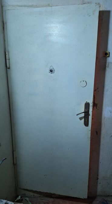 şef qapilar: Mənzil üçün İşlənmiş Giriş qapısı With peephole, Zəmanətsiz, Ünvandan götürmə