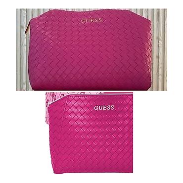 canavar dərisi: GUESS kosmetik çantası – canlı çəhrayı rəngdə, hörgü teksturası ilə — 1