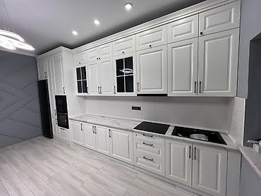 silver kitchen: Кухонный гарнитур в классическом стиле, прямая линейка на всю стену — 2