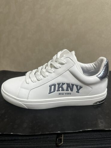кроссовки найк оригинал цена: Женские кроссовки DKNY. Привезены из США. 100% оригинал. Размер 38