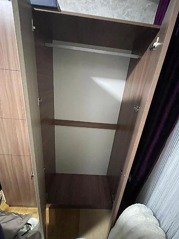 Mebel: Şifoner 3 qapılı 5 bölmeli ve asılqan hisseden ibaretdir. Hundurluk — 2