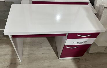 Stolovi: Na prodaju radni stolovi, u dve različite boje Dimenzije crnog radnog — 9