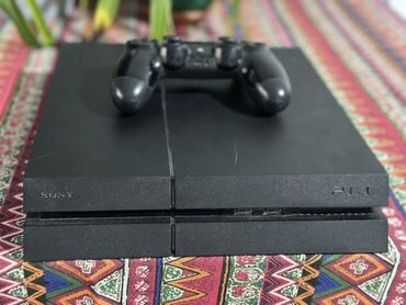 продать плейстейшен 4: Игровая приставка Sony PlayStation 4 (PS4) с беспроводным геймпадом
