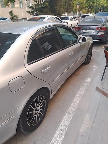 w211 radiator: Mercedes-Benz E-Class sedan (W211), gümüşü rəng. - Kuzov: 4 qapılı — 2
