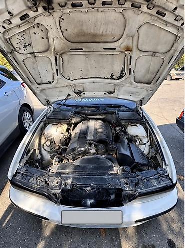şüşə qaldıran: BMW 5 Series E39 sedan – ağ rəngdə. - Eksteryer: M paket üslublu — 3