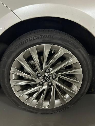 lexis is: Lexus ES: 2021 г., Автомат, Гибрид, Седан — 9