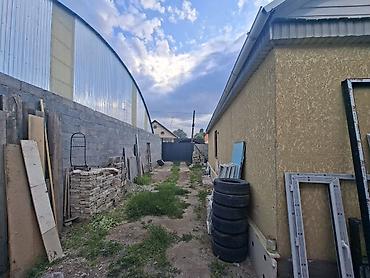 Үйлөрдү сатуу: 5 бөлмө, 110 м², 4 соток, Токмок, Менчик ээси — 6