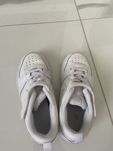 Patike: Komplet dečije obuće koji uključuje bele sportske patike sa čičak — 3