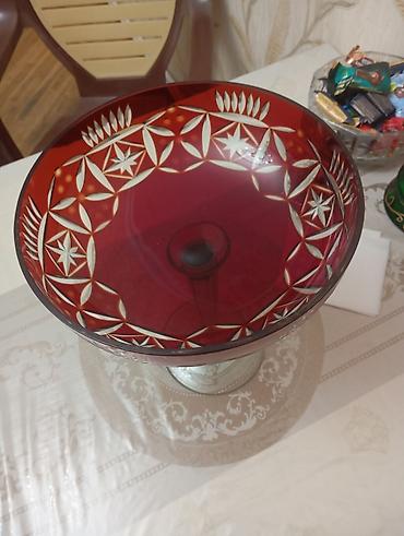 cex qablari: Qırmızi Çex xrustali meyvə qabı.Hündürlüyü 30 sm — 2