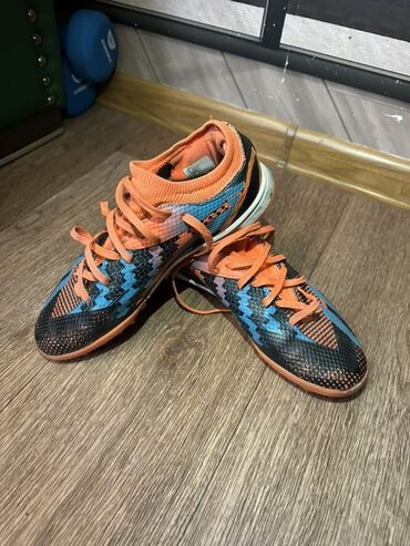 форма фудбольный: Adidas original, размер 37 Футбольные бутсы/сороконожки для игры на
