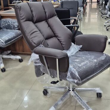 Ofis və oyun kresloları: Yeni, Təkərli, Qolları tənzimlənir, Dəri — 10