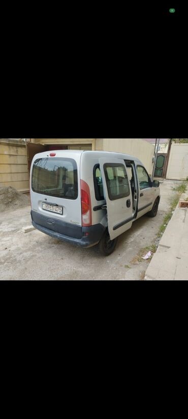 Renault: Gümüşü rəngdə olan Renault Kangoo markalı avtomobil. Minivan tipli bu