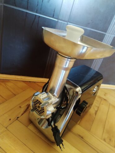 Mašine za mlevenje mesa: Električna mašina za mlevenje mesa marke Coral. Aparat je crne boje sa na lalafo.rs — 9 Mašine za mlevenje mesa: Električna mašina za mlevenje mesa marke Coral. Aparat je crne boje sa — 9