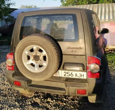 дом в колесах: Черный внедорожник SsangYong Korando 2.9, оснащенный двигателем