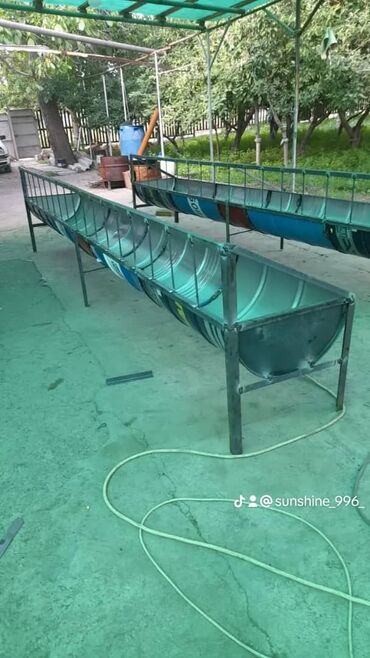 разведение сельскохозяйственных животных: Длинные кормушки для КРС/МРС из металлических бочек - Назначение