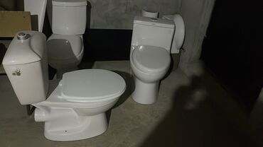 Bra, divar lampaları: Şüşə kölgəli, şirli metal əsaslı, dekorativ qızılı detallı bir divar — 15