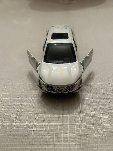 mini disk: Ağ rəngli metal oyuncaq krossover avtomobil maketi - Realistik — 4