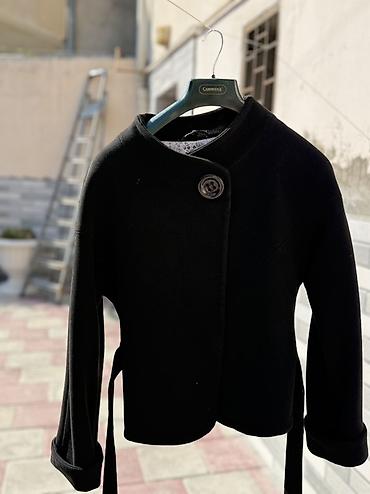 dəst qadın geyimləri: Qadın üst geyimləri dəsti 1) Qara qısa jaket - Model: asimmetrik ön — 2