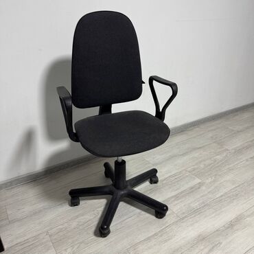 стулья офисный: Офисное кресло, Б/у, С колесиками, цвет - Черный, Микрофибра, Самовывоз, Платная доставка