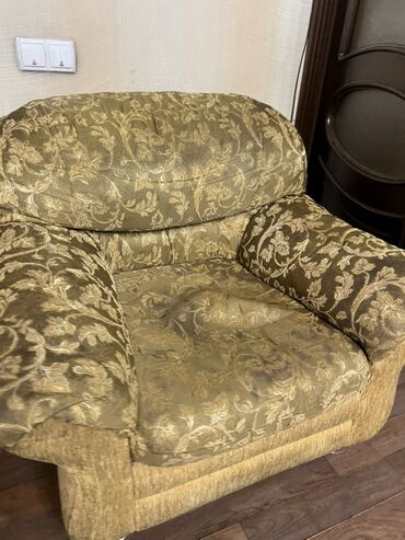 Мягкие кресла: Просторный трехместный диван и два кресла с обивкой из ткани цвета — 8