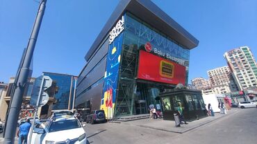 Mənzillər: Nərimanov metrosunun çıxışında, Mac Donalds və Baku Elektroniksin