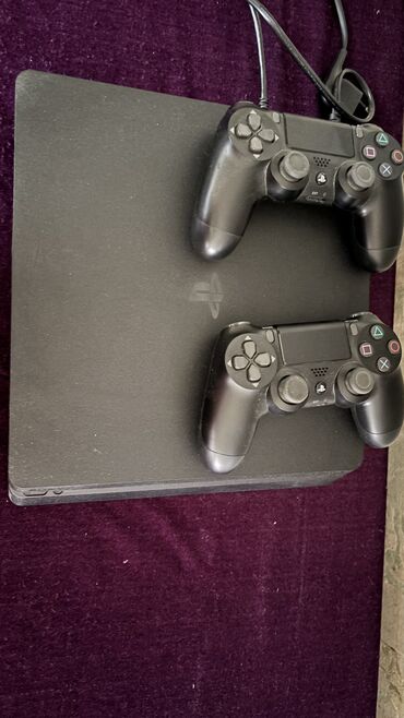 4 4: Alinib1100 manat satilir 550manat Playstation 4yenidi 1ay islenib