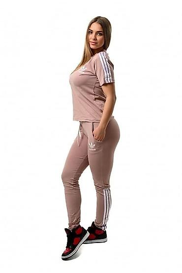 Gornji i donji deo: Trenerke komplet majica kratkih rukava i donji deo. Adidas (logotip na — 13