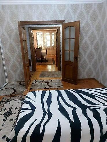 merdekanda ucuz kiraye evler gunluk: Bakı, Yasamal, 4 otaqlı, Köhnə tikili, m. İnşaatçılar, 100 kv. m — 4