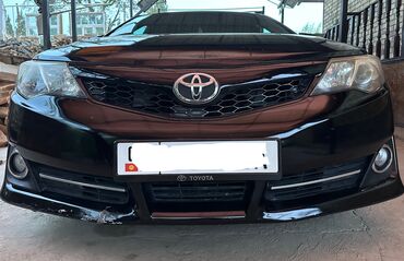 Бамперы: Передний Бампер Toyota 2014 г., Б/у, цвет - Черный, Оригинал