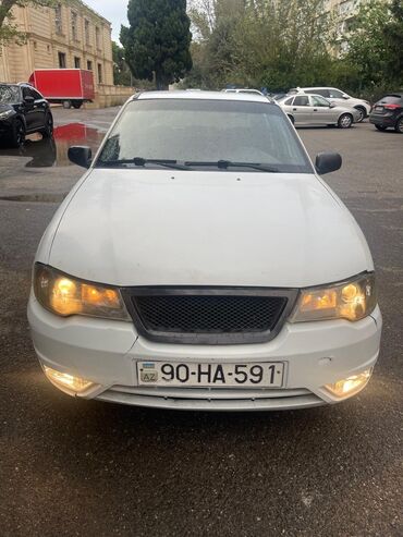 Hummer: Ağ rəngli sedan avtomobil Əsas xüsusiyyətlər: - Kuzov: 4 qapılı